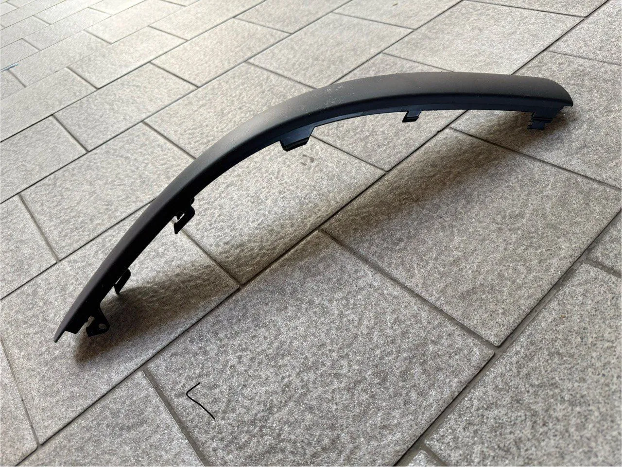 Накладка на бампер передняя левая Volksvagen Passat B5 2000-2005