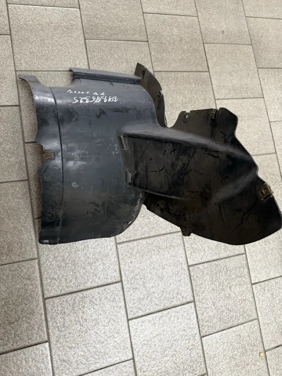 Защита крыла (подкрылок) передний правый Volkswagen Passat (B6) передняя часть