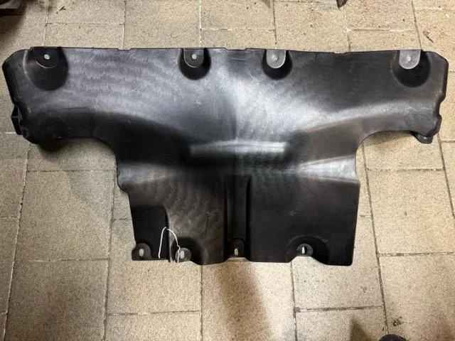 Пластиковая защита двигателя Volkswagen Touareg 2 2010-2018 ДЕФЕКТ