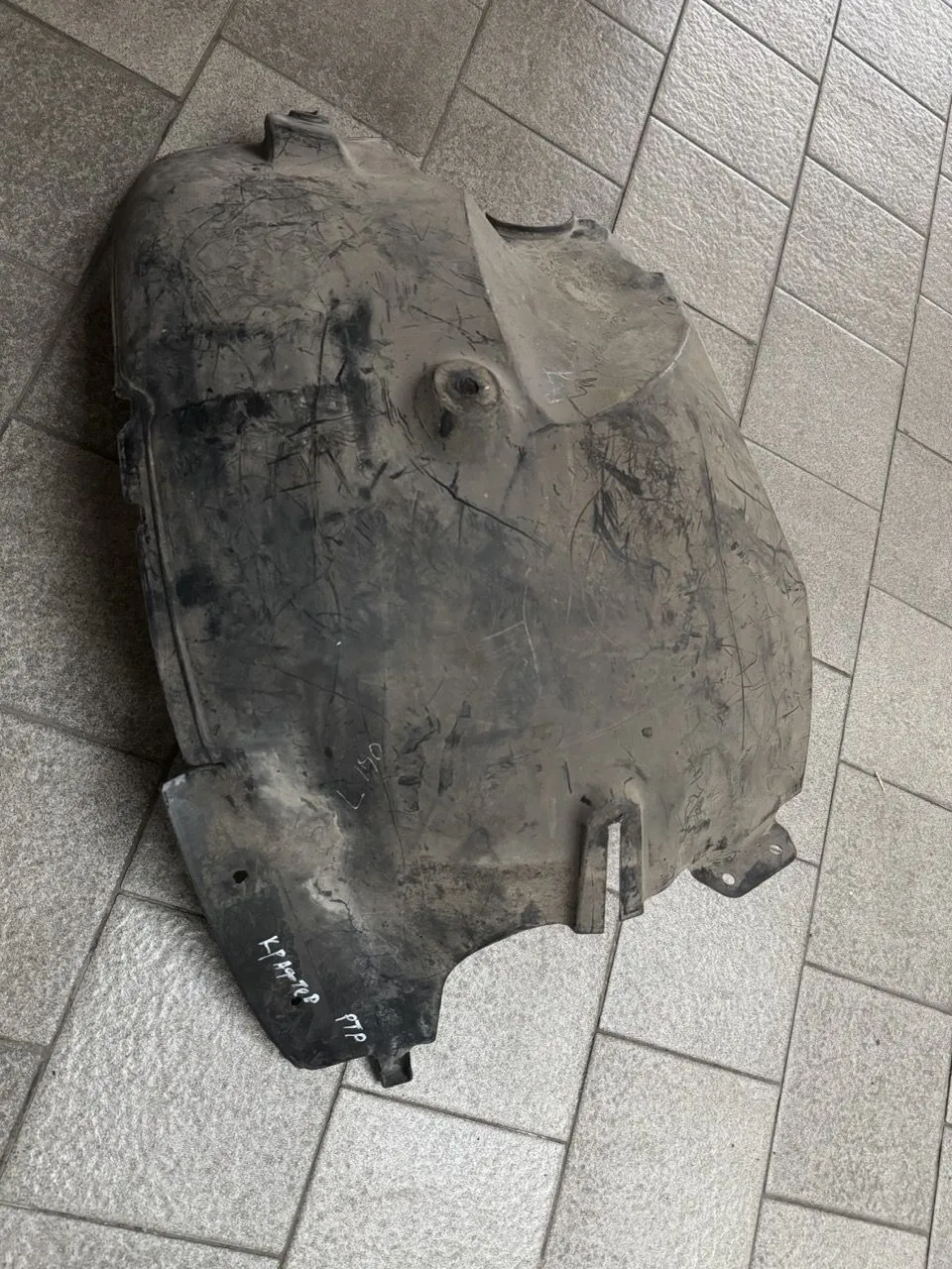 Защита крыла (подкрылок) передний левый Mercedes-Benz Sprinter 2006-2017 задняя часть