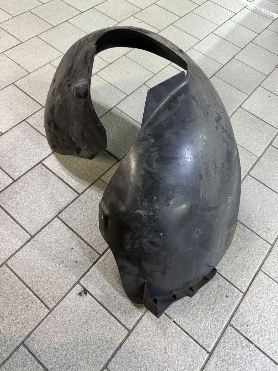 Защита крыла (подкрылок) передний правый Volkswagen Passat (B6) задняя часть