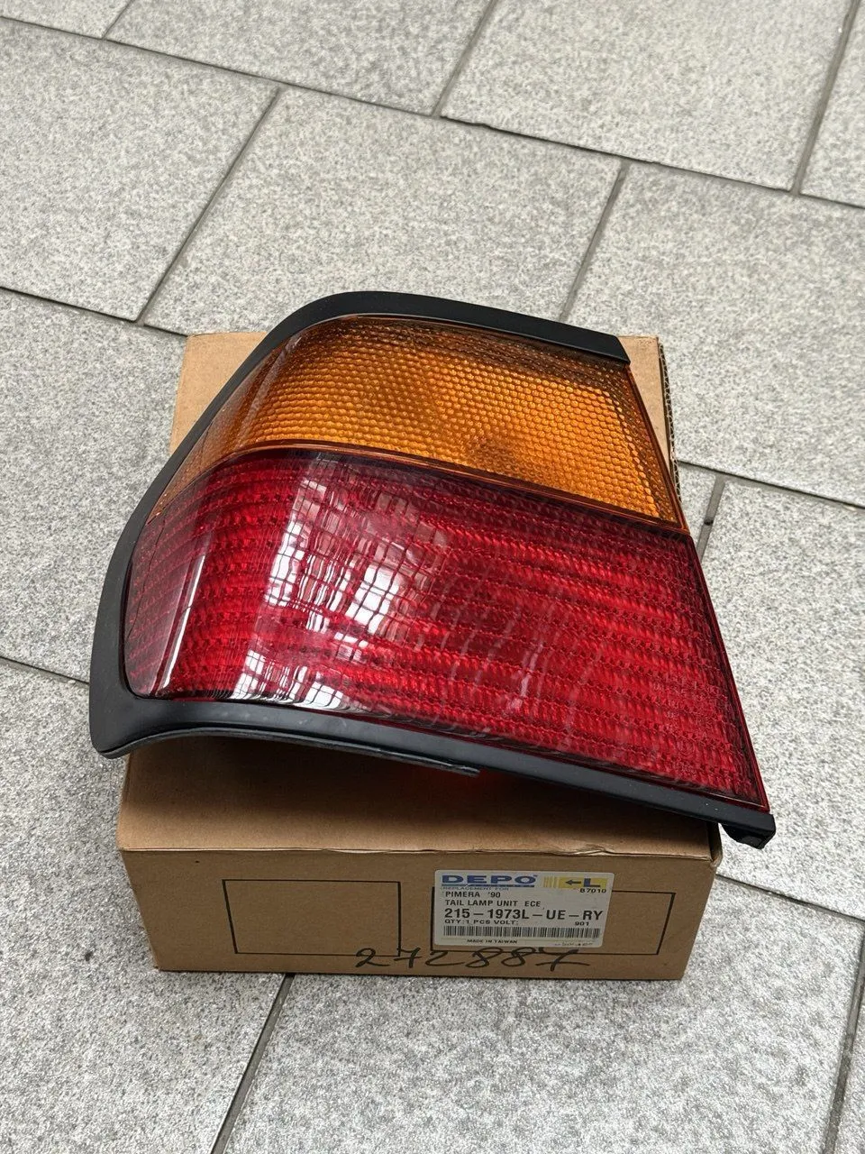 Фонарь задний левый Nissan Primera 1990-1997