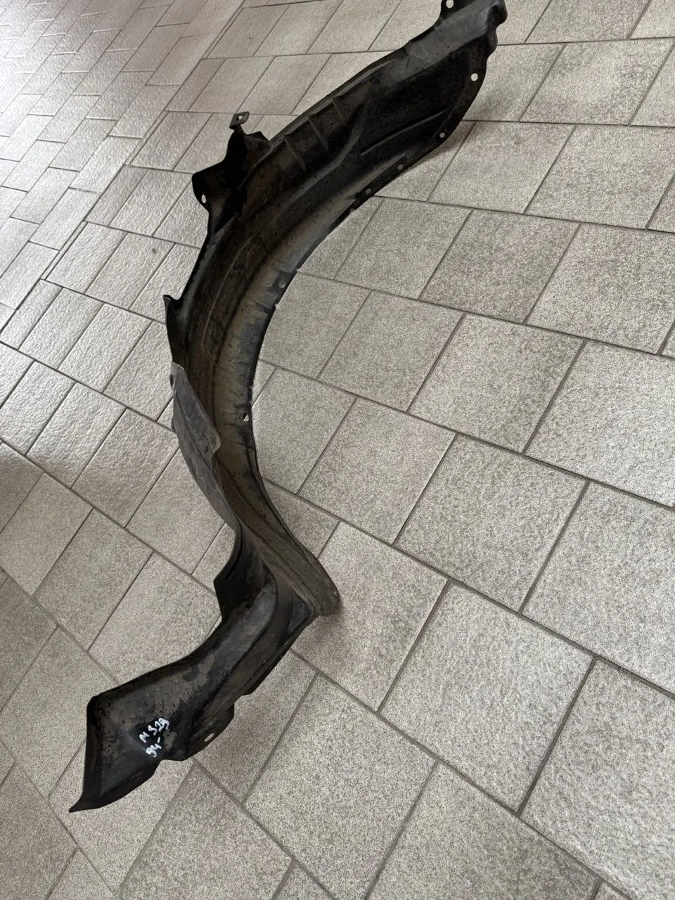 Защита крыла (подкрылок) передний правый Mazda 323 F (BA)