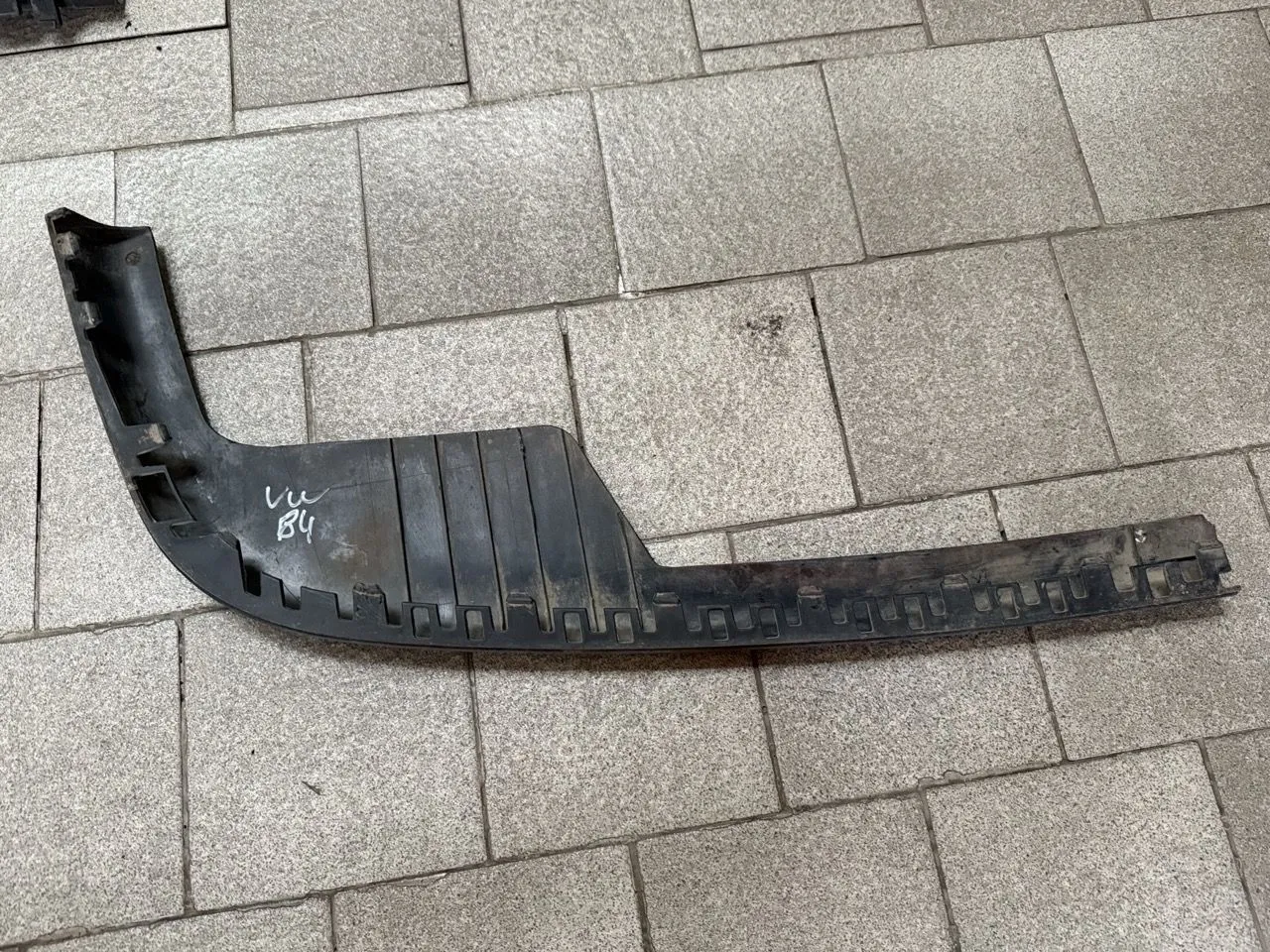Юбка бампера переднего Volkswagen Passat 1993-1997 правая часть