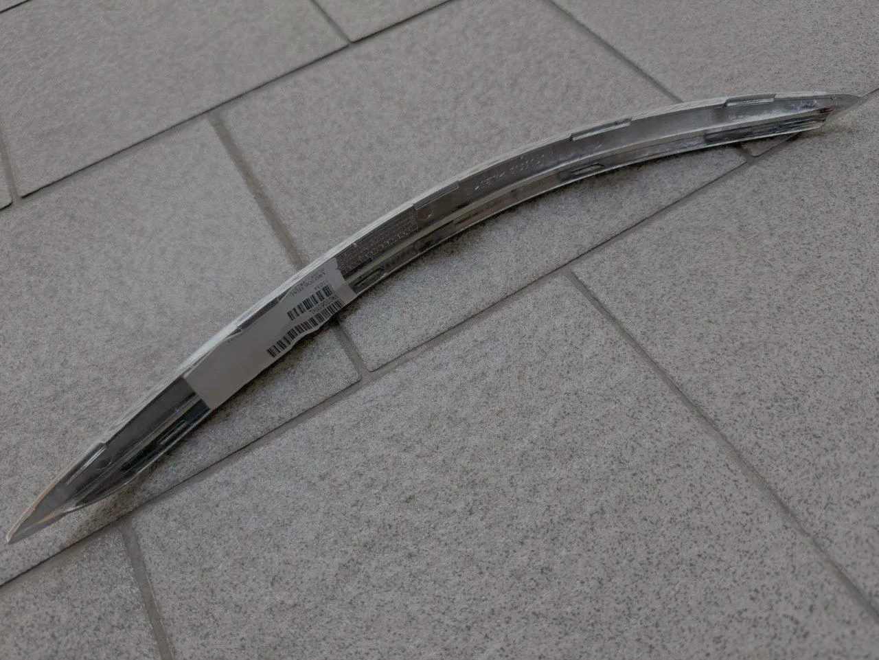 Молдинг решетки переднего бампера левый Volksvagen Jetta 2005-2010