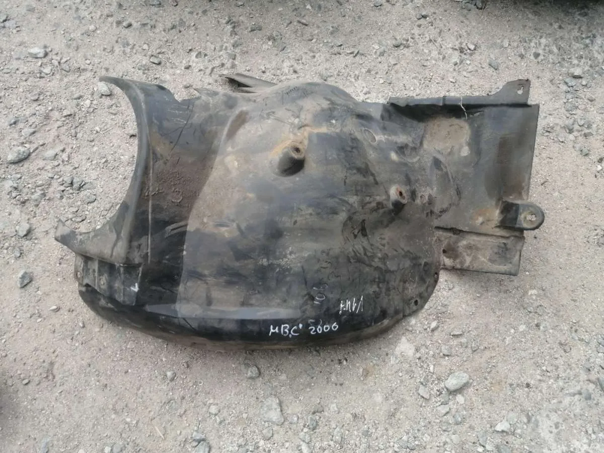 Защита крыла (подкрылок) передний левый Mercedes-Benz C-Класс (W203) задняя часть