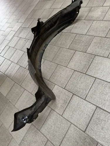 Защита крыла (подкрылок) передний правый Mazda 323 F (BA)